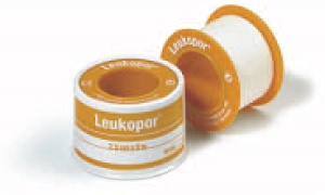 CEROTTO ADESIVO IPOALLERGENICO LEUKOPOR. SUPPORTO: TESSUTO NON TESSUTO BIANCO DI POLIESTERE E VISCOSA ADESIVO POLIACRILICO SENZA RESINE E GOMME NATURALI. 5X5CM MUTABILE - Gruppofarmastore.it