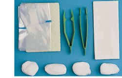 SET PER MEDICAZIONE MEDIUM CONTENENTE PINZA AD ANELLI, PINZA ANATOMICA, 4 TAMPONI, SACCHETTO DI CARTA PER RESIDUI, TELO IMPERMEABILE/ASSORBENTE, 2 GUANTI IN LATTICE - Gruppofarmastore.it