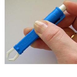 PINZETTA TOGLI ZECCHE IN PLASTICA BLISTER SINGOLO - Gruppofarmastore.it