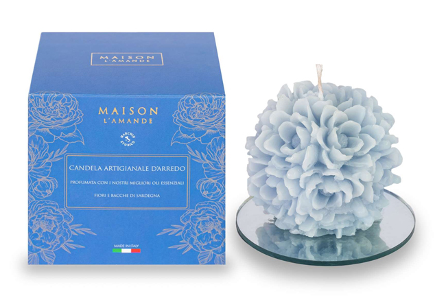 L'AMANDE MAISON CANDELA ARREDO 40 H PROFUMO FIORI E BACCHE DI SARDEGNA - Gruppofarmastore.it