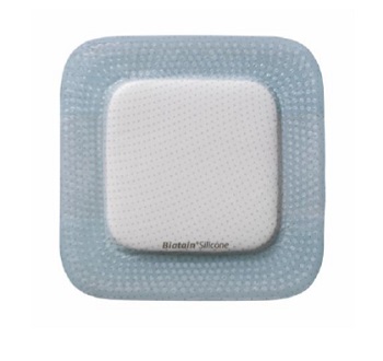 MEDICAZIONE BIATAIN IN SCHIUMA DI POLIURETANO CON BORDO ADESIVO IN SILICONE PER SACRO 25X25 CM 5 PEZZI - Gruppofarmastore.it